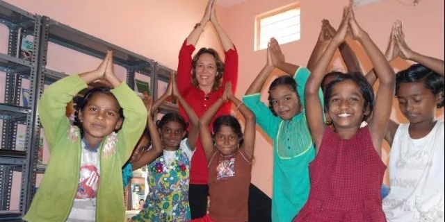 स्वयंसेवक मुलांना योगाचं प्रशिक्षण देताना